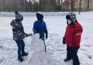 Uczniowie lepią bałwana