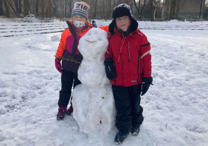 Uczniowie lepią bałwana