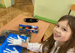 Uczniowie podczas prac plastycznych