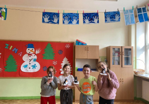 Uczniowie podczas prac plastycznych