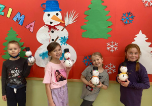 Uczniowie podczas prac plastycznych