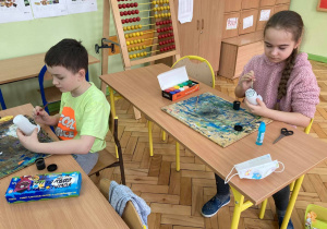 Uczniowie podczas prac plastycznych