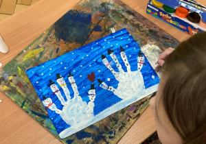 Uczniowie podczas prac plastycznych