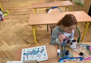 Uczniowie podczas prac plastycznych