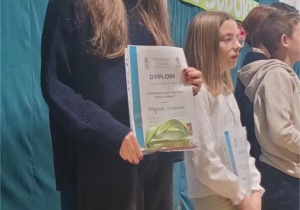 Radosna uczennica klasy VIII Małgorzata Felakowska z dyplomem wyróżniającym.