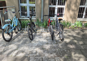 Trzy rowery zaparkowane przy naszej szkole.
