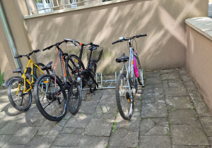 Trzy rowery zaparkowane przy naszej szkole.