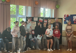 Pan dyrektor oraz pani Małgorzata Śliwińska rozdali podziękowania dla uczniów oraz nagrody pocieszenia.