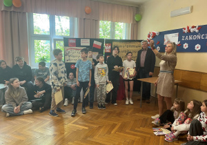 Pan dyrektor i pani Małgorzata Śliwińska i uczniowie klas IV-VIII, którzy otrzymali nagrody za 1,2,3 miejsce.