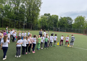 Przedszkolaki ustawione do konkurencji wyścigów rzędów.