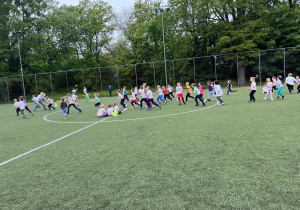 Przedszkolaki i Panie z przedszkola bawią się w ,,Murarza".