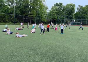 Przedszkolaki bawią się w zabawę ,,Raz, dwa, trzy Baba Jaga patrzy..." Dzieci stoją w lub leżą. Zabawa polega na biegnięciu w stronę ,,Baba Jagi" i kiedy ,, Baba Jaga się odwraca to dzieci muszę w być nieruchomo.