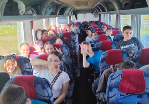 Uczniowie klas IV-VIII w siedzący w autokarze. Zadowoleni, wyruszyli w podróż.