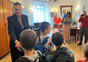 Spotkanie w gabinecie z Panią wiceprezydent M. Wodnicką-Moskwą. Powitanie uczniów naszej szkoły przez Panią Wiceprezydent, uściskiem dłoni.
