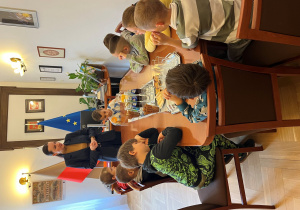 Uczniowie naszej szkoły siedzą przy stole, gdzie najczęściej odbywają się poważne spotkania. Pani Wiceprezydent w tym czasie opowiada o swojej pracy i jak funkcjonuje urząd.