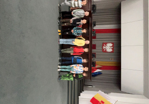 Uczniowie klasy I w Sali Obrad, stoją przy stanowiskach gdzie zazwyczaj odbywają się ważne narady w sprawie naszego miasta.