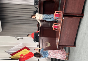 Nasz uczeń Ignacy bawi się w prezydenta miasta, przedstawia swój program do radnych miasta