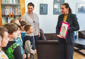 Uczniowie klasy pierwszej wraz z wychowawcą wrędzają własnoręcznie wykonany prezent na ręce Pani Wiceprezydent.