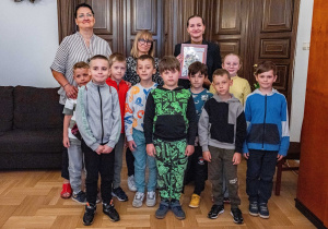 Pani Wiceprezydent, klasa pierwsza oraz panie nauczycielki pozują do zdjęcia w gabinecie .