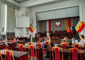 Zabawa w prezydenta i radnych. Jeden uczeń jest prezydentem i przedstawia program, reszta uczniów są radnymi miasta. Pan prezydent przedstawia projekt a radni go zatwierdzają bądź nie.