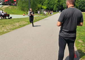 Nauczyciel sędziuje bieg uczniów uczniów