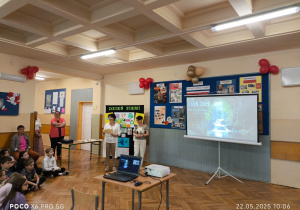 na zdjęciu Panie organizujące konkurs przedstawiają prezentacje o Ziemi.