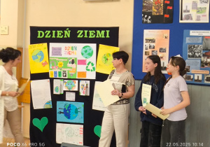 Panie organizujące konkurs wręczają nagrody uczniom