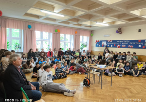 Uczniowie zgromadzeni na ogłoszenie wyników konkursu.