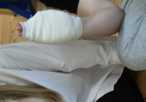 Uczeń z opatrzoną dłonią.