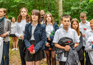Uczniowie naszej szkoły podczas obchodów, wszyscy z wielkim zaangażowaniem i powagą.