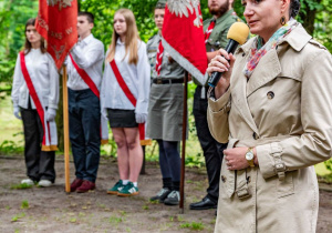 Przemówienie pani wiceprezydent Małgorzaty Wodnickiej - Moskwy podczas uroczystości, w tle uczniowie naszej szkoły ze sztandarem