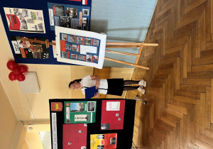 Marysia z klasy czwartej przedstawia projekt wykonany przez uczniów tej klasy.