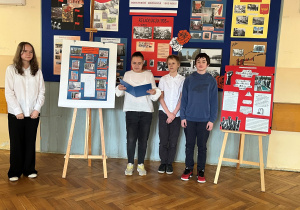 Uczniowie klasy VI przedstawiają swój plakat, który wcześniej był omawiany na obchodach Rewolucji 1095 r. w parku im. J. Piłsudksiego