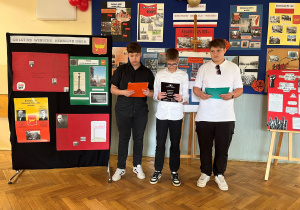 Uczniowie klasy siódmej również omawiają swoje plakaty, które przygotowali w ramach projektu o rewolucjonistach