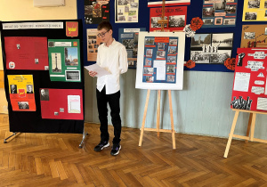 Uczeń klasy ósmej przedstawia projekt przygotowany przez jego klasę.