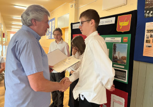 Nagradzany uczeń klasy VIII, który aktywnie uczestniczył w Samorządzie Uczniowskim