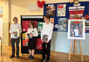 Nagrodzeni uczniowie z Samorządu uczniowskiego: Cyprian Wilk, Joanna Gliścińska, Stanisław Domagała