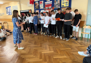 Pani Anna Kielecka nauczycielka muzyki razem z uczniami klasy VI i VII przygotowała wersję hip-hopową hymnu Łodzi ,,Prząszniczki"