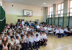 Uczniowie z klas 1-8 oczekują na rozpoczęcie uroczystości zakończenia roku szkolnego