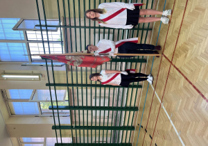 Uczniowie ze sztandarem szkoły podczas części oficjalnej uroczystości