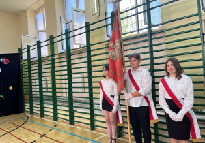 Uczniowie klasy siódmej po przekazaniu sztandaru