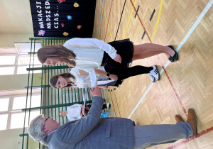 Pan Dyrektor przekazuje stypendia naukowe dla najlepszych uczennic