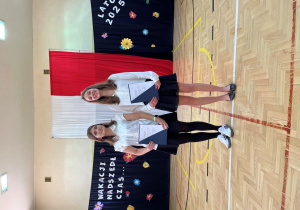 Najlepsze uczennice w szkole Natalia Rączka kl. VIII oraz Małgorzata Felakowska kl. VIII