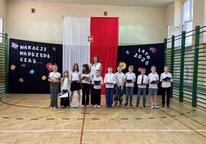 Uczniowie klasy III, otrzymali dyplomy i nagrody za ukończenie I etapu edukacyjnego