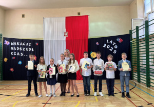 Najlepsi uczniowie klasy IV wraz z wychowawcą