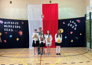 Najlepsi uczniowie klasy V wraz z wychowawcą