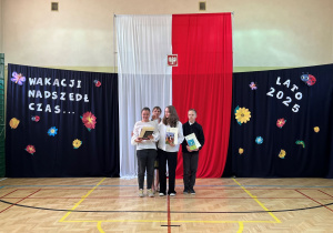 Najlepsi uczniowie klasy VI wraz z wychowawcą