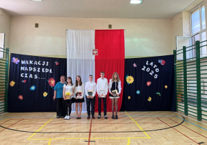 Najlepsi uczniowie klasy VIII wraz z wychowawcą