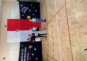 Uczniowie, którzy brali aktywny udział w kampanii ,,Rowerowy Maj" wraz koordynatorem panią Karoliną Dubacką