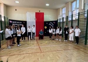 Pożegnanie klasy ósmej. Natalia Rączka odczytuje podziękowania dla pani wychowawczyni Aleksandry Kaźmierowskiej.